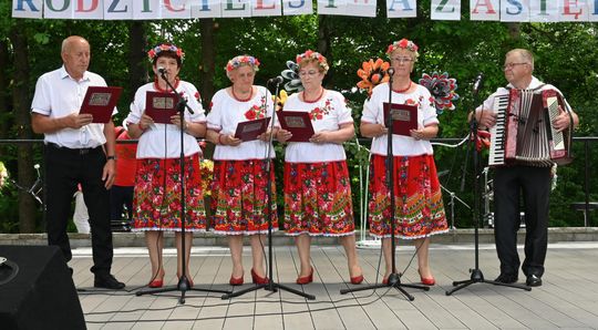 III Powiatowy Festiwal Piosenki Biesiadnej i Święto Rodzin Zastępczych w Nowinach cz. II [GALERIA ZDJĘĆ]