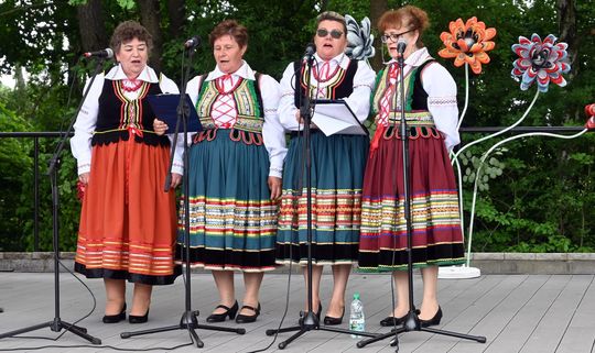 III Powiatowy Festiwal Piosenki Biesiadnej i Święto Rodzin Zastępczych w Nowinach cz. II [GALERIA ZDJĘĆ]