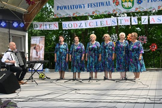 III Powiatowy Festiwal Piosenki Biesiadnej i Święto Rodzin Zastępczych w Nowinach cz. II [GALERIA ZDJĘĆ]