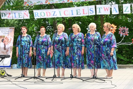 III Powiatowy Festiwal Piosenki Biesiadnej i Święto Rodzin Zastępczych w Nowinach cz. II [GALERIA ZDJĘĆ]