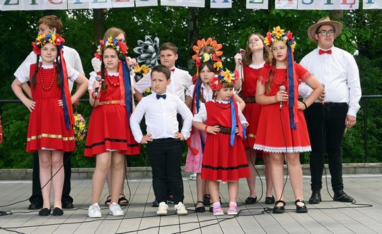 III Powiatowy Festiwal Piosenki Biesiadnej i Święto Rodzin Zastępczych w Nowinach cz. II [GALERIA ZDJĘĆ]