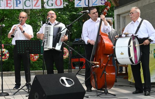 III Powiatowy Festiwal Piosenki Biesiadnej i Święto Rodzin Zastępczych w Nowinach cz. II [GALERIA ZDJĘĆ]