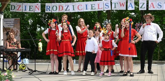 III Powiatowy Festiwal Piosenki Biesiadnej i Święto Rodzin Zastępczych w Nowinach cz. II [GALERIA ZDJĘĆ]