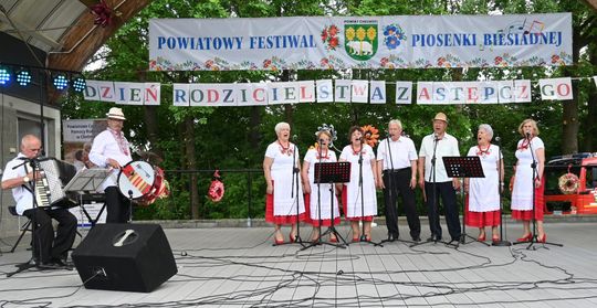 III Powiatowy Festiwal Piosenki Biesiadnej i Święto Rodzin Zastępczych w Nowinach cz. II [GALERIA ZDJĘĆ]