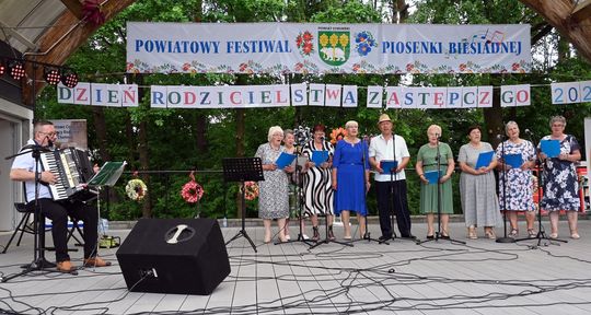 III Powiatowy Festiwal Piosenki Biesiadnej i Święto Rodzin Zastępczych w Nowinach cz. II [GALERIA ZDJĘĆ]