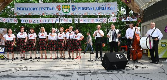 III Powiatowy Festiwal Piosenki Biesiadnej i Święto Rodzin Zastępczych w Nowinach cz. II [GALERIA ZDJĘĆ]