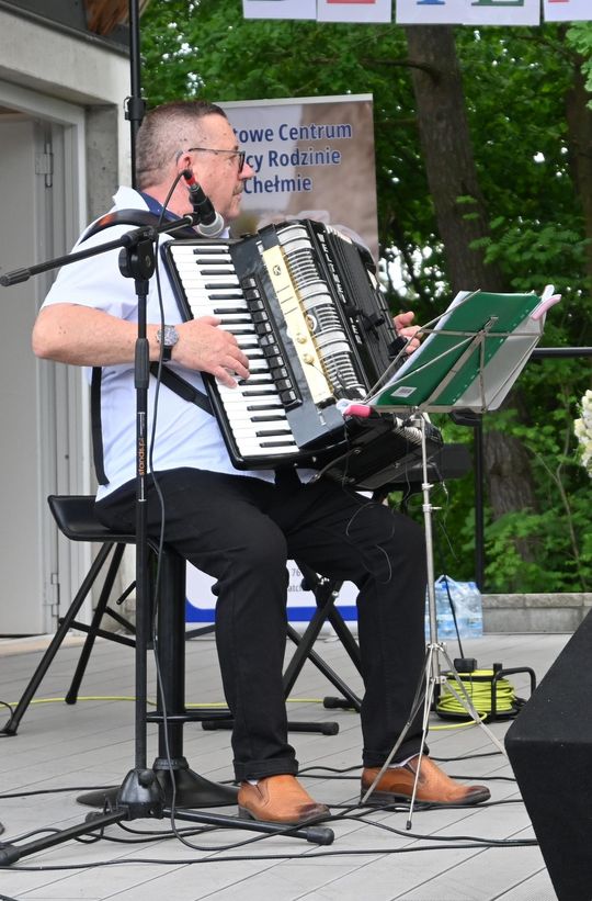 III Powiatowy Festiwal Piosenki Biesiadnej i Święto Rodzin Zastępczych w Nowinach cz. II [GALERIA ZDJĘĆ]