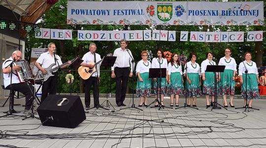 III Powiatowy Festiwal Piosenki Biesiadnej i Święto Rodzin Zastępczych w Nowinach cz. II [GALERIA ZDJĘĆ]