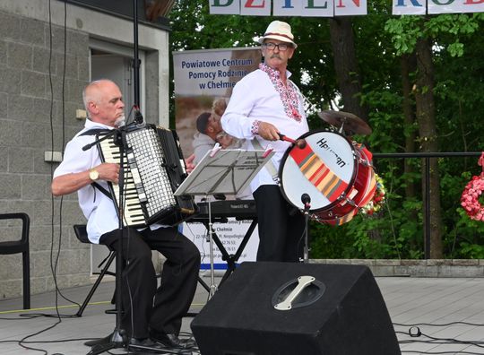 III Powiatowy Festiwal Piosenki Biesiadnej i Święto Rodzin Zastępczych w Nowinach cz. II [GALERIA ZDJĘĆ]