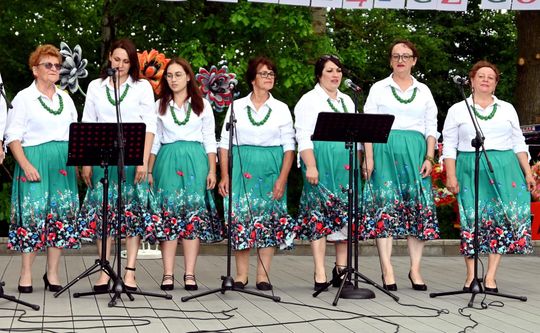 III Powiatowy Festiwal Piosenki Biesiadnej i Święto Rodzin Zastępczych w Nowinach cz. II [GALERIA ZDJĘĆ]