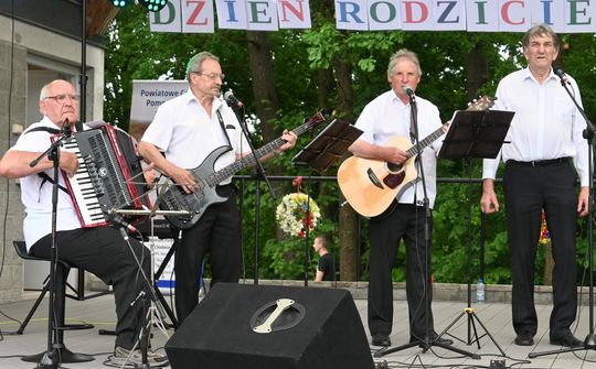 III Powiatowy Festiwal Piosenki Biesiadnej i Święto Rodzin Zastępczych w Nowinach cz. II [GALERIA ZDJĘĆ]