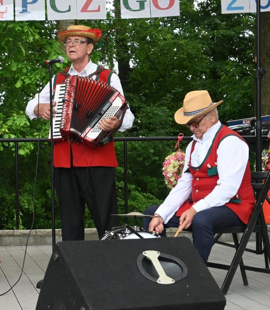III Powiatowy Festiwal Piosenki Biesiadnej i Święto Rodzin Zastępczych w Nowinach cz. II [GALERIA ZDJĘĆ]