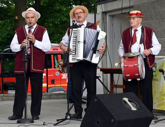 III Powiatowy Festiwal Piosenki Biesiadnej i Święto Rodzin Zastępczych w Nowinach cz. II [GALERIA ZDJĘĆ]