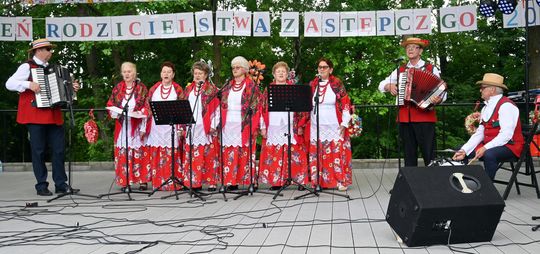 III Powiatowy Festiwal Piosenki Biesiadnej i Święto Rodzin Zastępczych w Nowinach cz. II [GALERIA ZDJĘĆ]