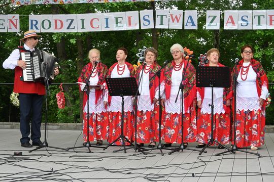 III Powiatowy Festiwal Piosenki Biesiadnej i Święto Rodzin Zastępczych w Nowinach cz. II [GALERIA ZDJĘĆ]