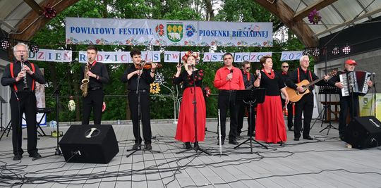 III Powiatowy Festiwal Piosenki Biesiadnej i Święto Rodzin Zastępczych w Nowinach cz. II [GALERIA ZDJĘĆ]