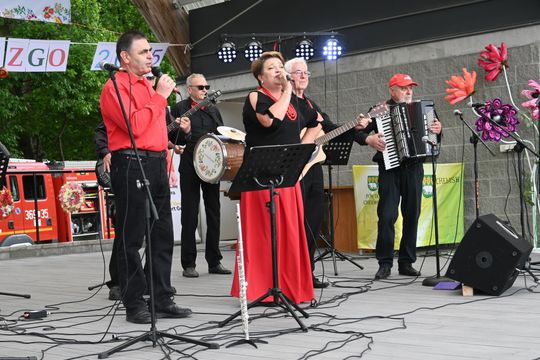 III Powiatowy Festiwal Piosenki Biesiadnej i Święto Rodzin Zastępczych w Nowinach cz. II [GALERIA ZDJĘĆ]