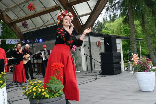 III Powiatowy Festiwal Piosenki Biesiadnej i Święto Rodzin Zastępczych w Nowinach cz. II [GALERIA ZDJĘĆ]