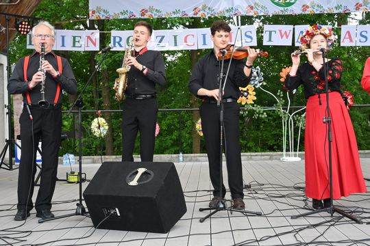 III Powiatowy Festiwal Piosenki Biesiadnej i Święto Rodzin Zastępczych w Nowinach cz. II [GALERIA ZDJĘĆ]