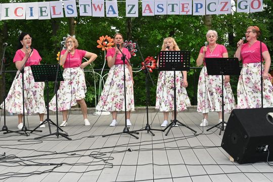 III Powiatowy Festiwal Piosenki Biesiadnej i Święto Rodzin Zastępczych w Nowinach cz. II [GALERIA ZDJĘĆ]