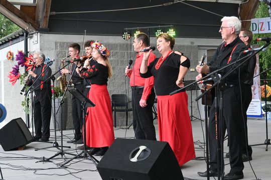 III Powiatowy Festiwal Piosenki Biesiadnej i Święto Rodzin Zastępczych w Nowinach cz. II [GALERIA ZDJĘĆ]