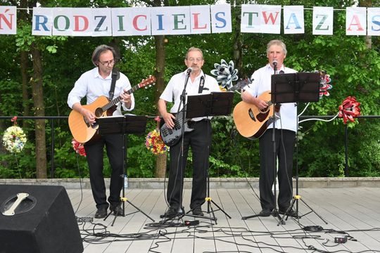 III Powiatowy Festiwal Piosenki Biesiadnej i Święto Rodzin Zastępczych w Nowinach cz. II [GALERIA ZDJĘĆ]