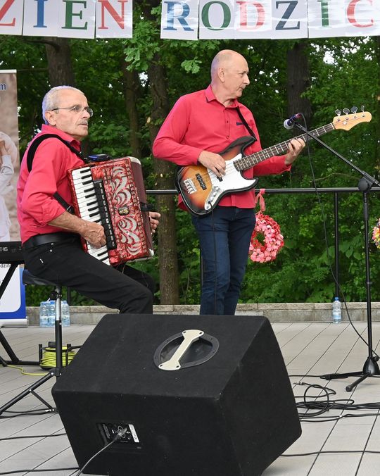 III Powiatowy Festiwal Piosenki Biesiadnej i Święto Rodzin Zastępczych w Nowinach cz. II [GALERIA ZDJĘĆ]