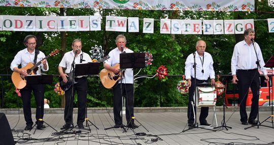 III Powiatowy Festiwal Piosenki Biesiadnej i Święto Rodzin Zastępczych w Nowinach cz. II [GALERIA ZDJĘĆ]