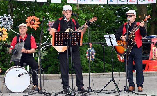 III Powiatowy Festiwal Piosenki Biesiadnej i Święto Rodzin Zastępczych w Nowinach cz. II [GALERIA ZDJĘĆ]