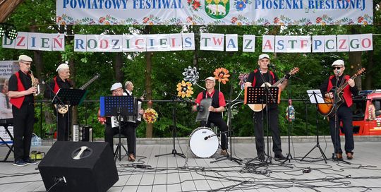 III Powiatowy Festiwal Piosenki Biesiadnej i Święto Rodzin Zastępczych w Nowinach cz. II [GALERIA ZDJĘĆ]