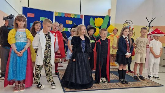 Gm. Łopiennik Górny. Pasowanie uczniów na czytelników biblioteki szkolnej [GALERIA ZDJĘĆ]