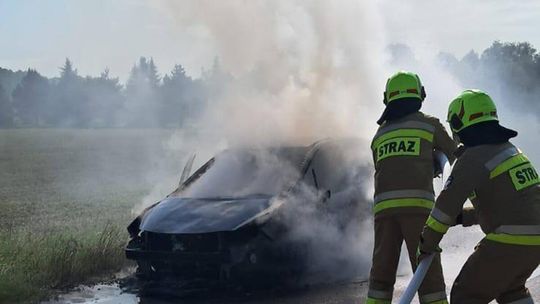 Pożar samochodu na drodze w Kołaczach. Akcja strażaków trwała ponad dwie godziny [ZDJĘCIA]