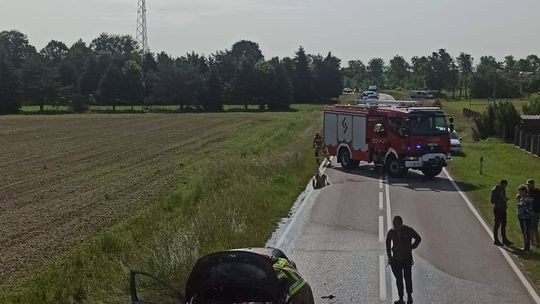 Pożar samochodu na drodze w Kołaczach. Akcja strażaków trwała ponad dwie godziny [ZDJĘCIA]