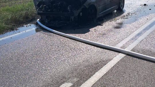 Pożar samochodu na drodze w Kołaczach. Akcja strażaków trwała ponad dwie godziny [ZDJĘCIA]