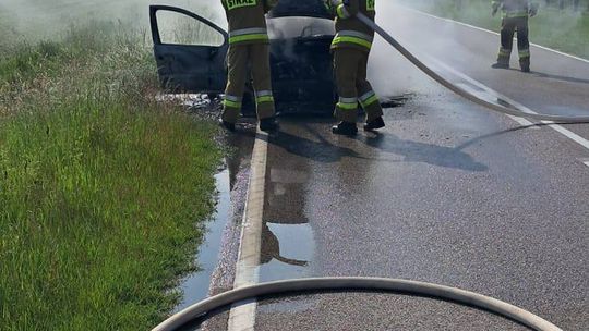 Pożar samochodu na drodze w Kołaczach. Akcja strażaków trwała ponad dwie godziny [ZDJĘCIA]