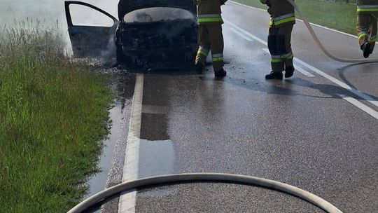 Pożar samochodu na drodze w Kołaczach. Akcja strażaków trwała ponad dwie godziny [ZDJĘCIA]