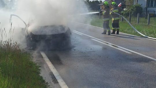 Pożar samochodu na drodze w Kołaczach. Akcja strażaków trwała ponad dwie godziny [ZDJĘCIA]