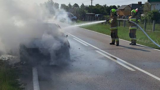 Pożar samochodu na drodze w Kołaczach. Akcja strażaków trwała ponad dwie godziny [ZDJĘCIA]
