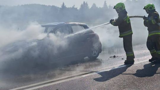 Pożar samochodu na drodze w Kołaczach. Akcja strażaków trwała ponad dwie godziny [ZDJĘCIA]