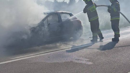 Pożar samochodu na drodze w Kołaczach. Akcja strażaków trwała ponad dwie godziny [ZDJĘCIA]
