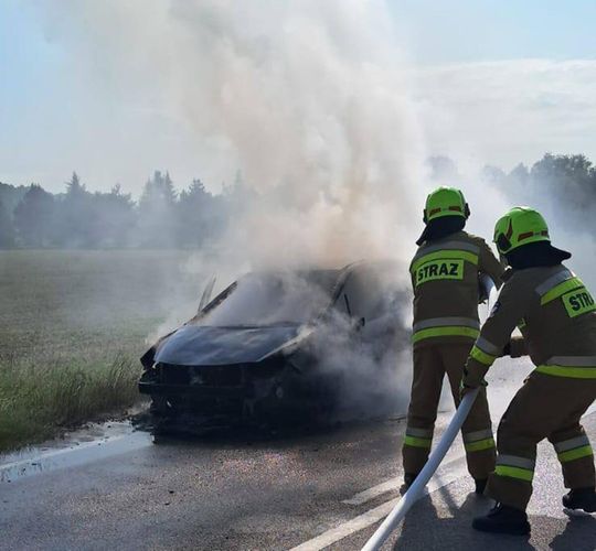 Pożar samochodu na drodze w Kołaczach. Akcja strażaków trwała ponad dwie godziny [ZDJĘCIA]