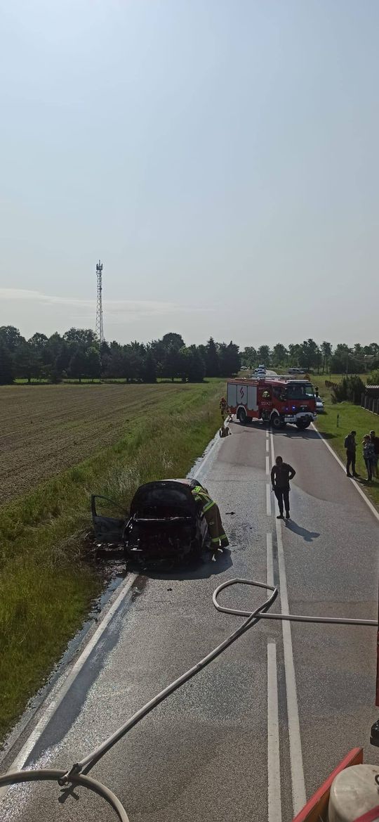 Pożar samochodu na drodze w Kołaczach. Akcja strażaków trwała ponad dwie godziny [ZDJĘCIA]