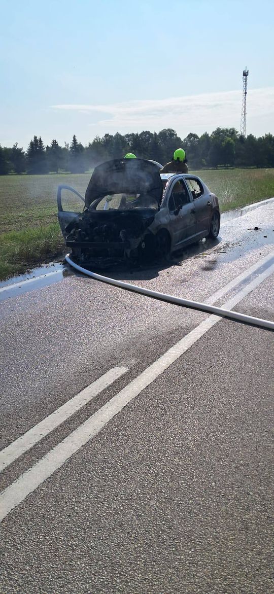 Pożar samochodu na drodze w Kołaczach. Akcja strażaków trwała ponad dwie godziny [ZDJĘCIA]