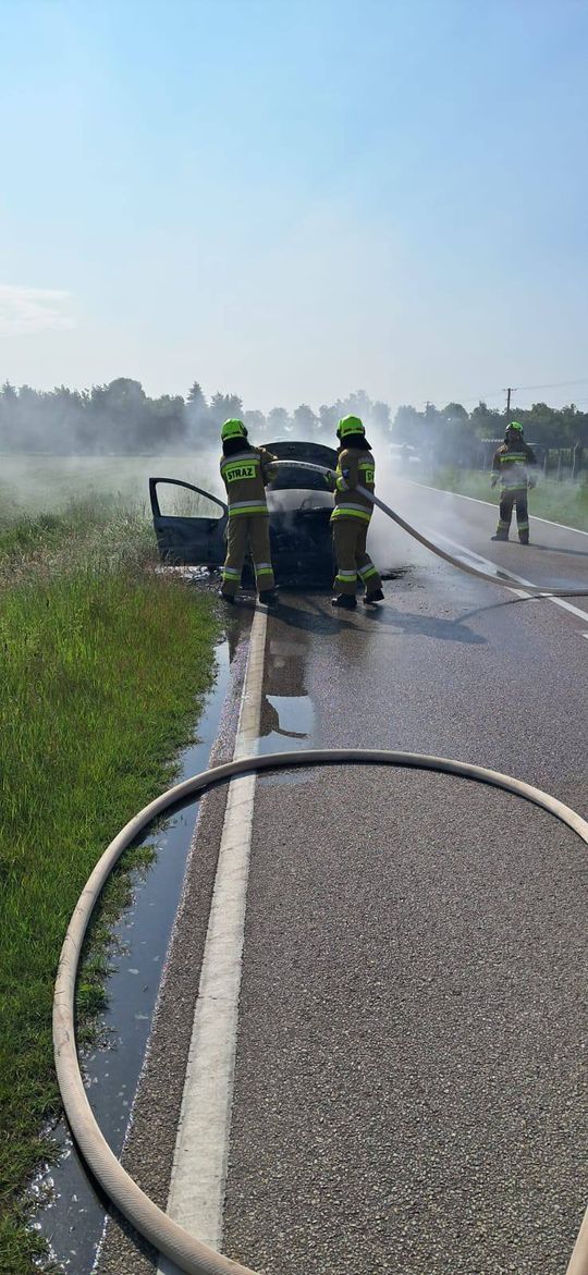 Pożar samochodu na drodze w Kołaczach. Akcja strażaków trwała ponad dwie godziny [ZDJĘCIA]
