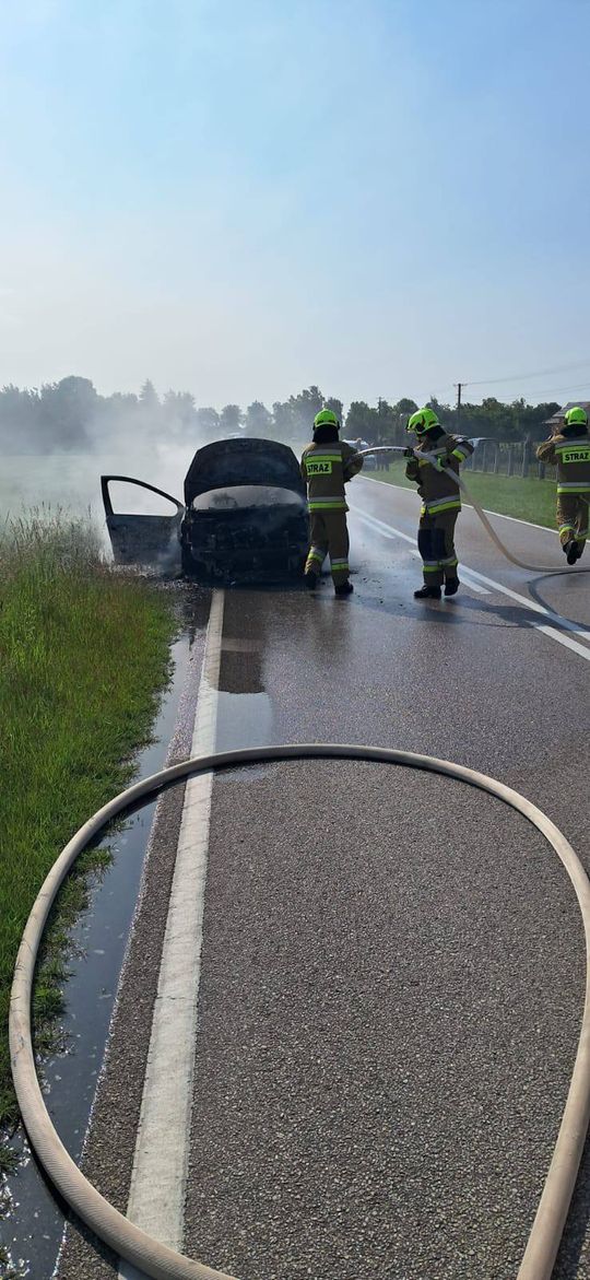 Pożar samochodu na drodze w Kołaczach. Akcja strażaków trwała ponad dwie godziny [ZDJĘCIA]
