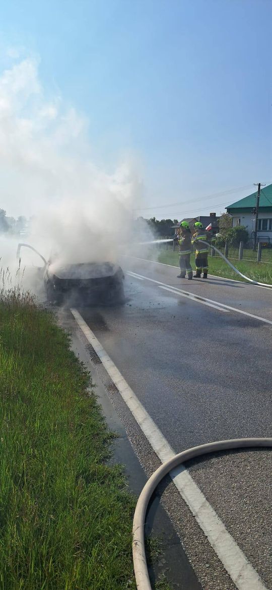 Pożar samochodu na drodze w Kołaczach. Akcja strażaków trwała ponad dwie godziny [ZDJĘCIA]