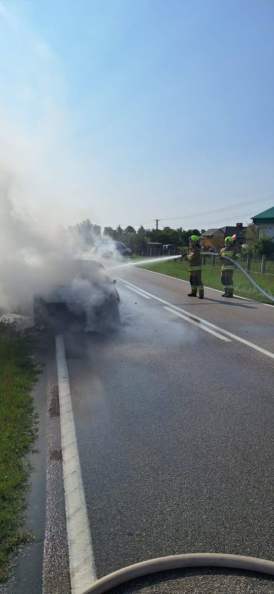 Pożar samochodu na drodze w Kołaczach. Akcja strażaków trwała ponad dwie godziny [ZDJĘCIA]