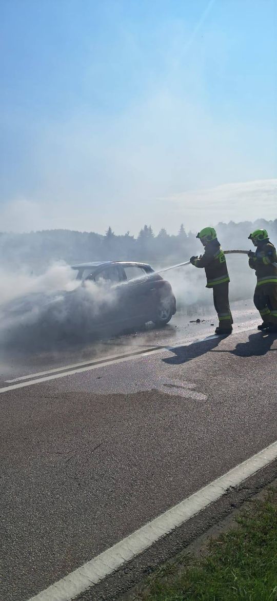 Pożar samochodu na drodze w Kołaczach. Akcja strażaków trwała ponad dwie godziny [ZDJĘCIA]
