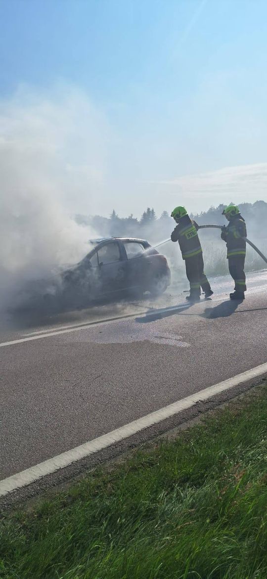 Pożar samochodu na drodze w Kołaczach. Akcja strażaków trwała ponad dwie godziny [ZDJĘCIA]