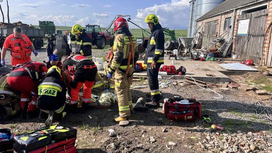 40-latek stracił równowagę i runął z kilku metrów na beton [ZDJĘCIA]